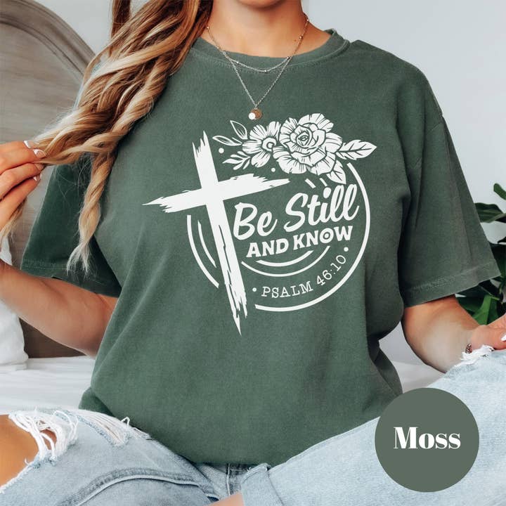 Camiseta "Aquietai-vos e Sabei", Comfort Colors® Salmo 46:10, Camiseta de Fé Cristã, Camiseta com Versículo Bíblico, Camiseta Gráfica Religiosa com Cruz Floral por atacado de Epic Life - Designed