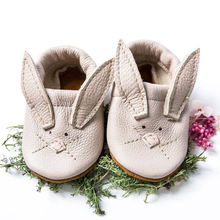 Lapins Huîtres // Chaussures en Cuir pour Bébé Critters Mignons pour la vente par Starry Knight Design
