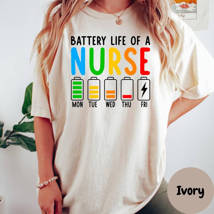 Akkulaufzeit eines Nurse Comfort Colors® Shirts, Lustiges Nurse Week T-Shirt, Pflege-Grafikshirt, Geschenk für Gesundheitsarbeiter, Erschöpftes Krankenschwester-Shirt für den Großhandel von Epic Life - Designed