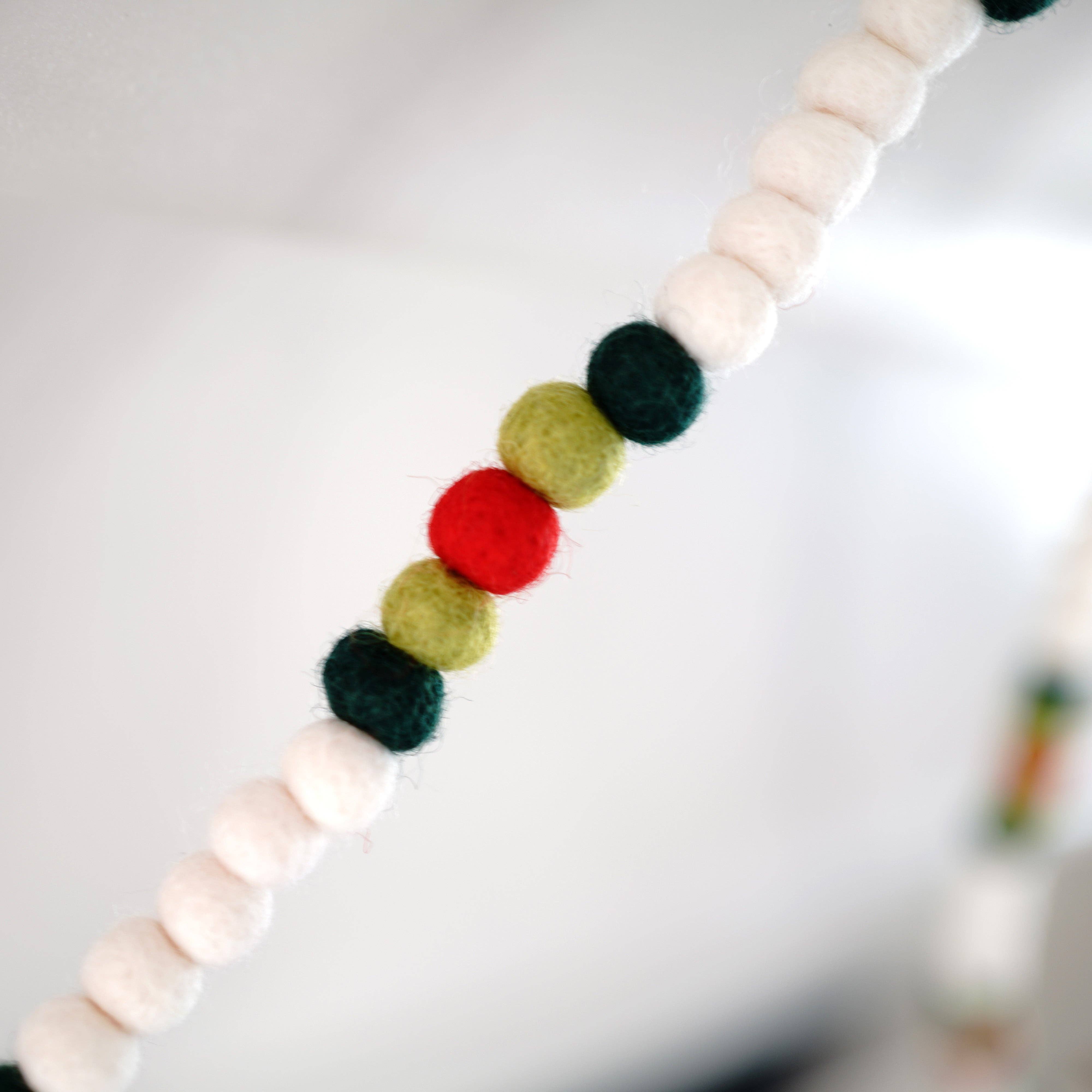 Decomod – wholesale Bunting/Krans – Mini filt bollslinga 1 cm bollar ca 300 bollar 3 meter lång12