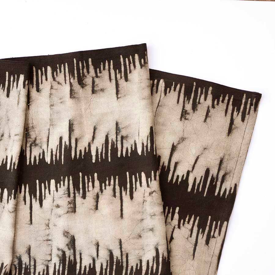 Ichcha – Engroshandel Bordløber – Bordløber i økologisk bomuld i sort hvid blokprint - Noire2