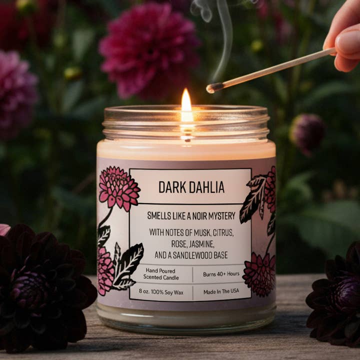 Duftende sojalys - Mørk dahlia - Glaslåg for engroshandel hos Two Little Fruits