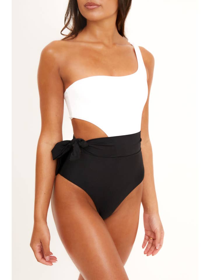 Bikini Genie Ltd – Fato de banho - Mulher por atacado – Maiô Ibiza Luxe One Shoulder One Piece em preto e branco2