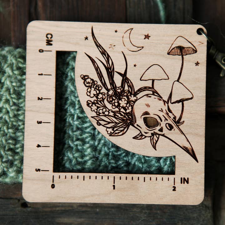 Raven Skull Mushroom Knit Haakmeetlat Kersenhout voor wholesale door Sunrise Grove