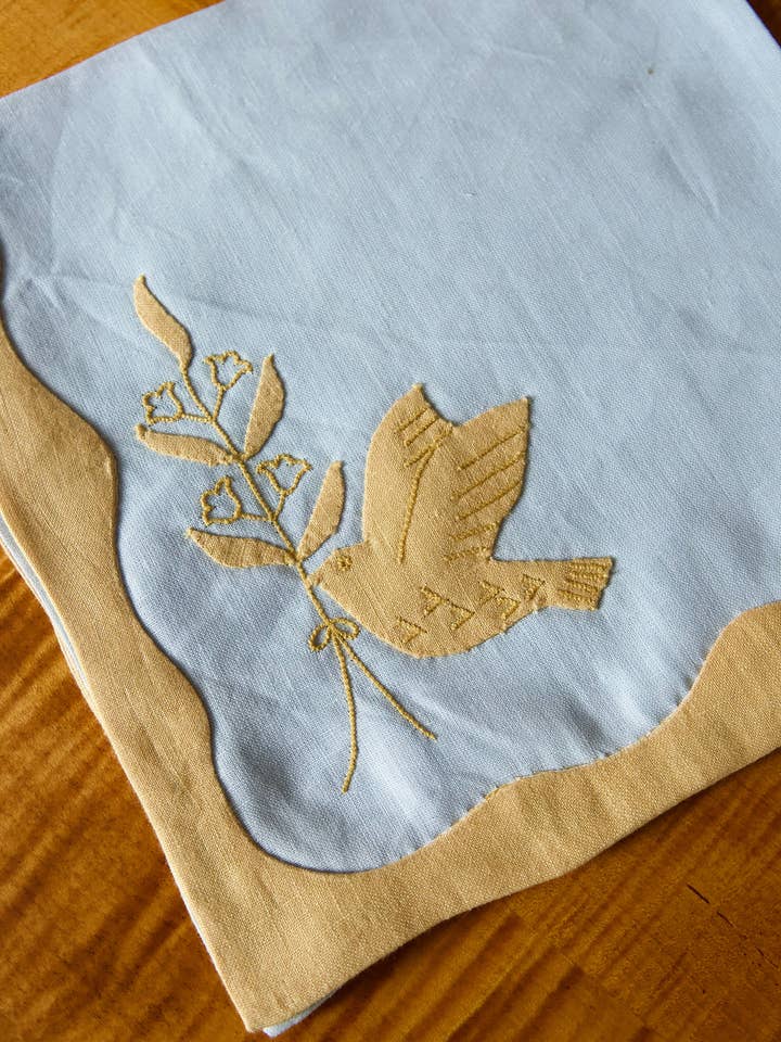 Serviette en lin appliquée Dove pour la vente par Deux Pigeons