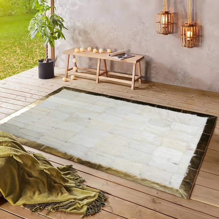 Weißer Goldrand Plüschteppich – Handgefertigter Patchwork-Bereichsteppich für den Großhandel von Karelias And Sons