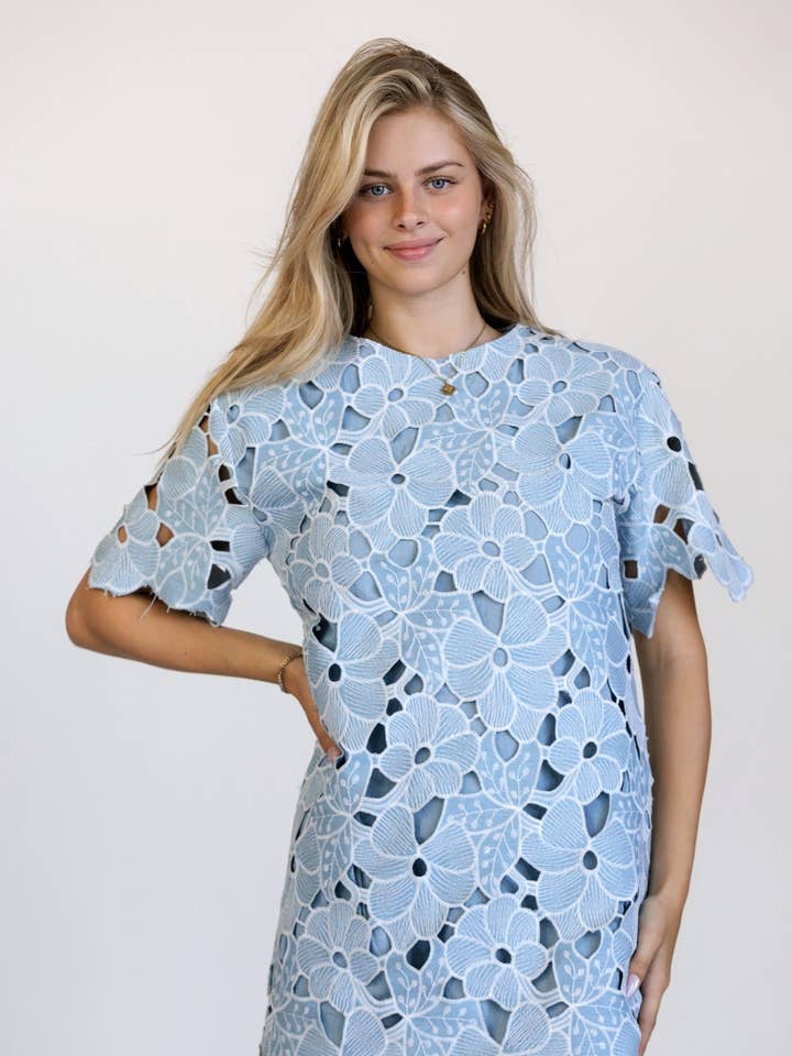 JD10116 - ROBE COURTE EN DENTELLE BRODÉE FLORALE pour la vente par STORIA