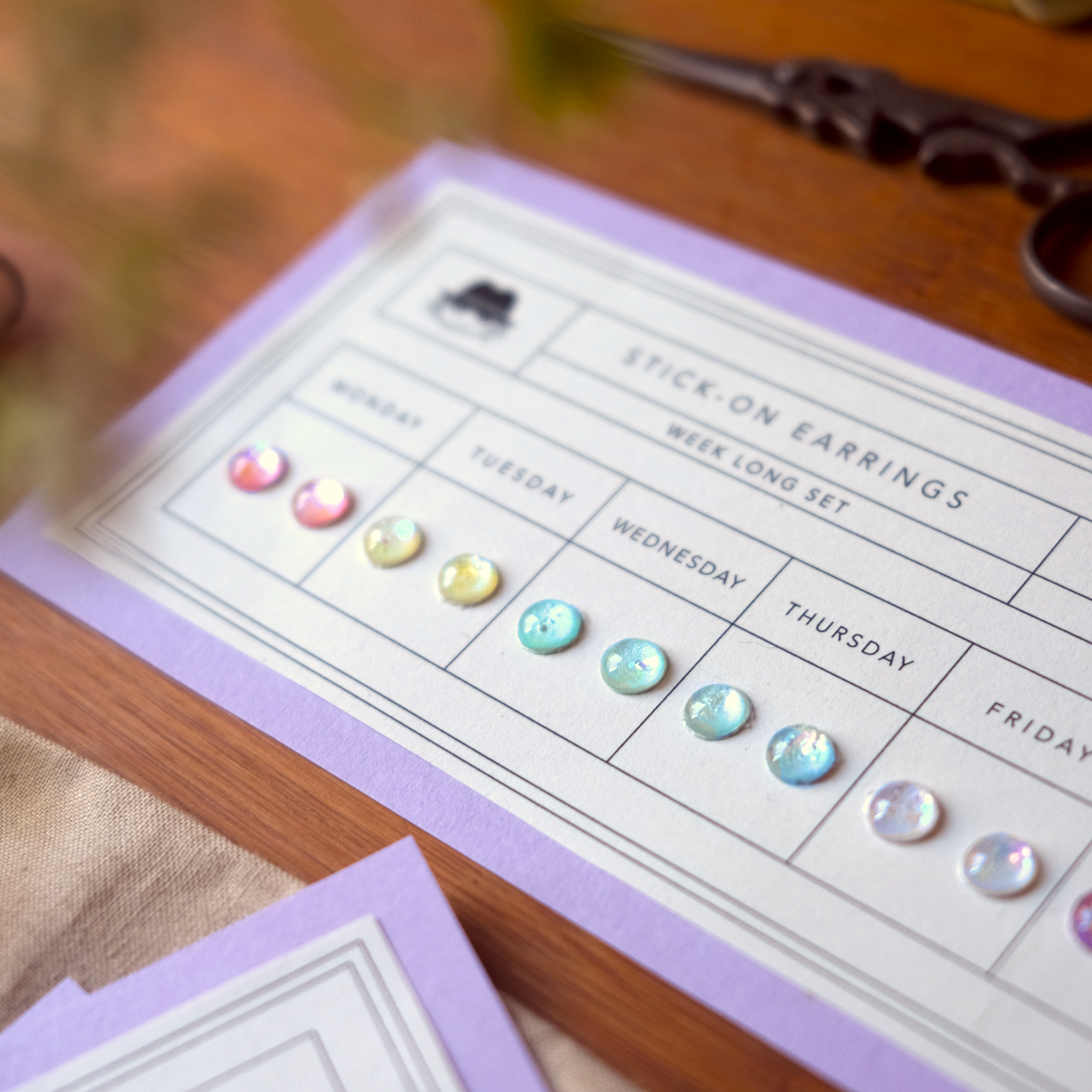Made by Wheeler - Wholesale Sieradenset - Kawaii Magic plakoorbellen set met 7 kleuren voor elke dag van de week2