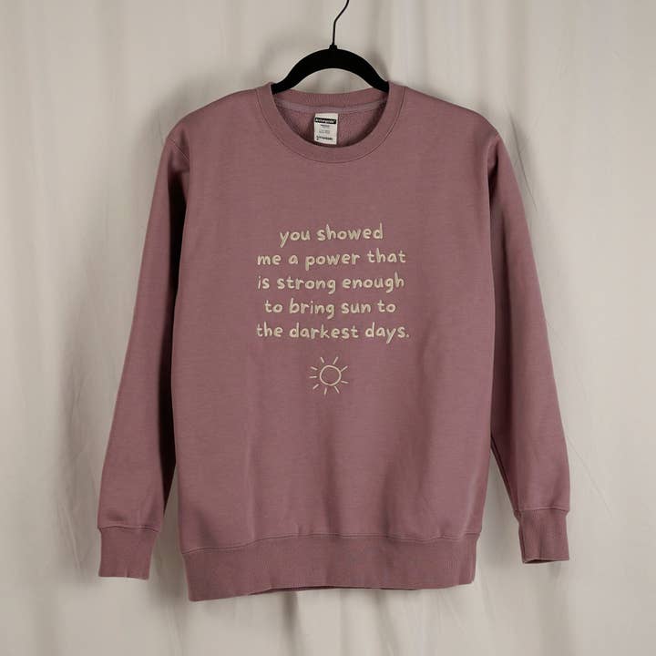 Sweat-shirt à col rond brodé Matilda inspiré des HS pour la vente par To Be So Styles