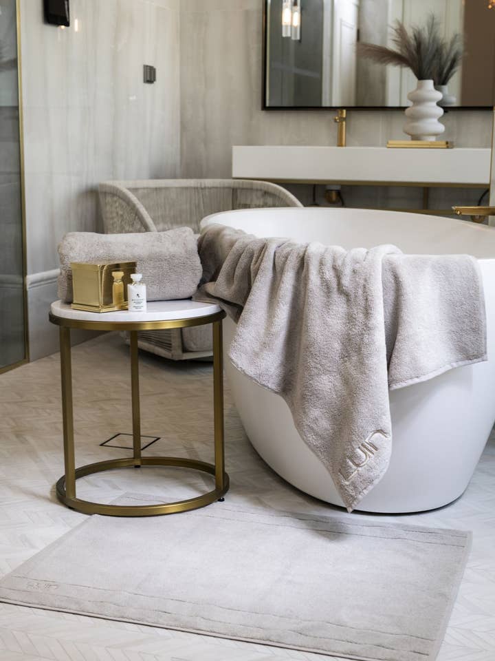 Grande serviette 100 x 180 cm pour la vente par Luin Living