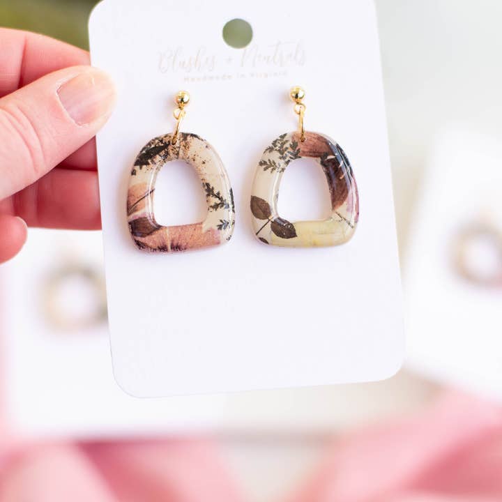 Blommiga lerörhängen handgjorda - 24K pläterade för wholesale av Blushes and Neutrals