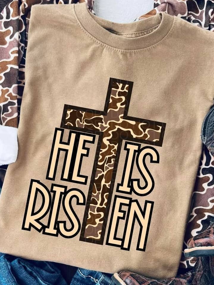 Maglietta mimetica con croce per bambini "He is risen" per la vendita all'ingrosso da parte di Tiny trendz teez