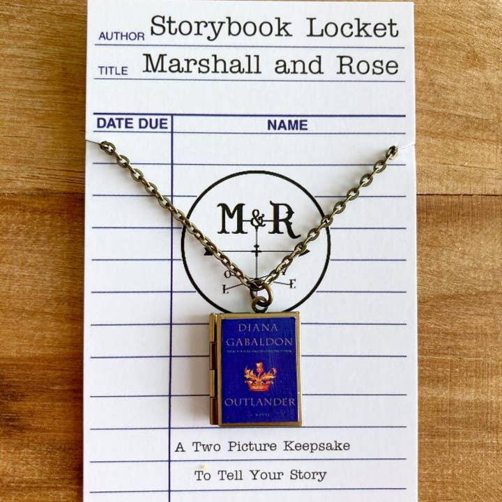 Medallón libro Outlander para venta al por mayor de Marshall and Rose