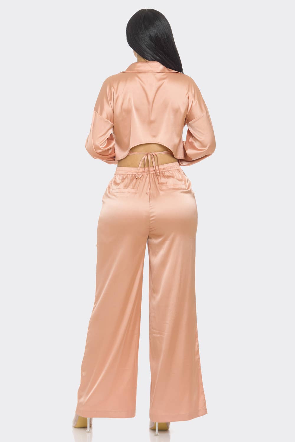 CAPSULLE – Großhandel Set aus Oberteil und Hose (NICHT Loungewear) – Damen – Set aus Satin mit Knopfleiste und ausgeschnittenem Rückendetail3