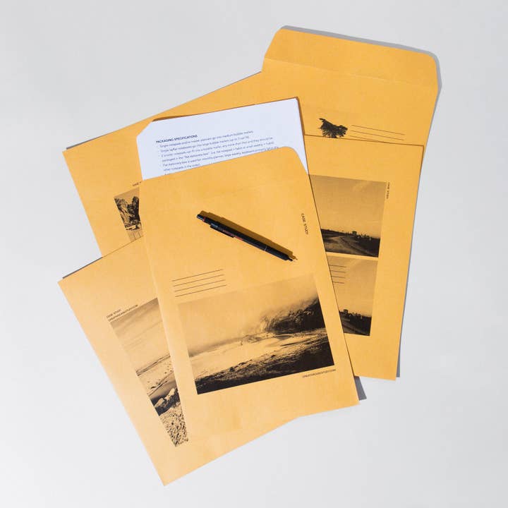 Enveloppes Manille Monochromes pour la vente par Case Study