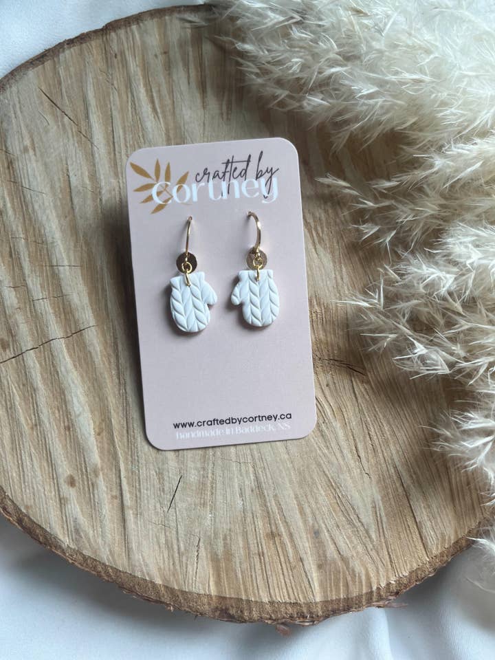 Mini vanter med dinglende leverback øreringe for engroshandel hos Crafted by Cortney