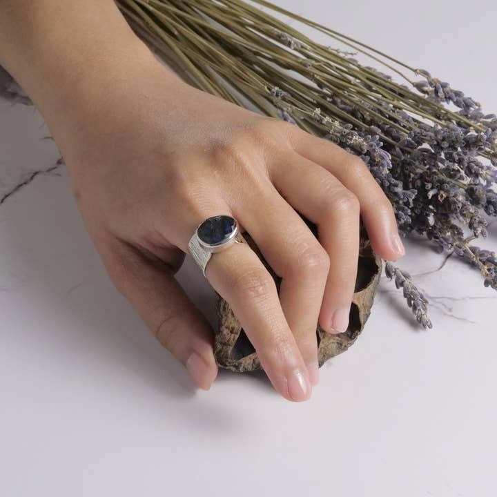 Baizaar – wholesale Cocktail/statement ring – Sterling Silver Hammered Ring with Cut Labradorite1