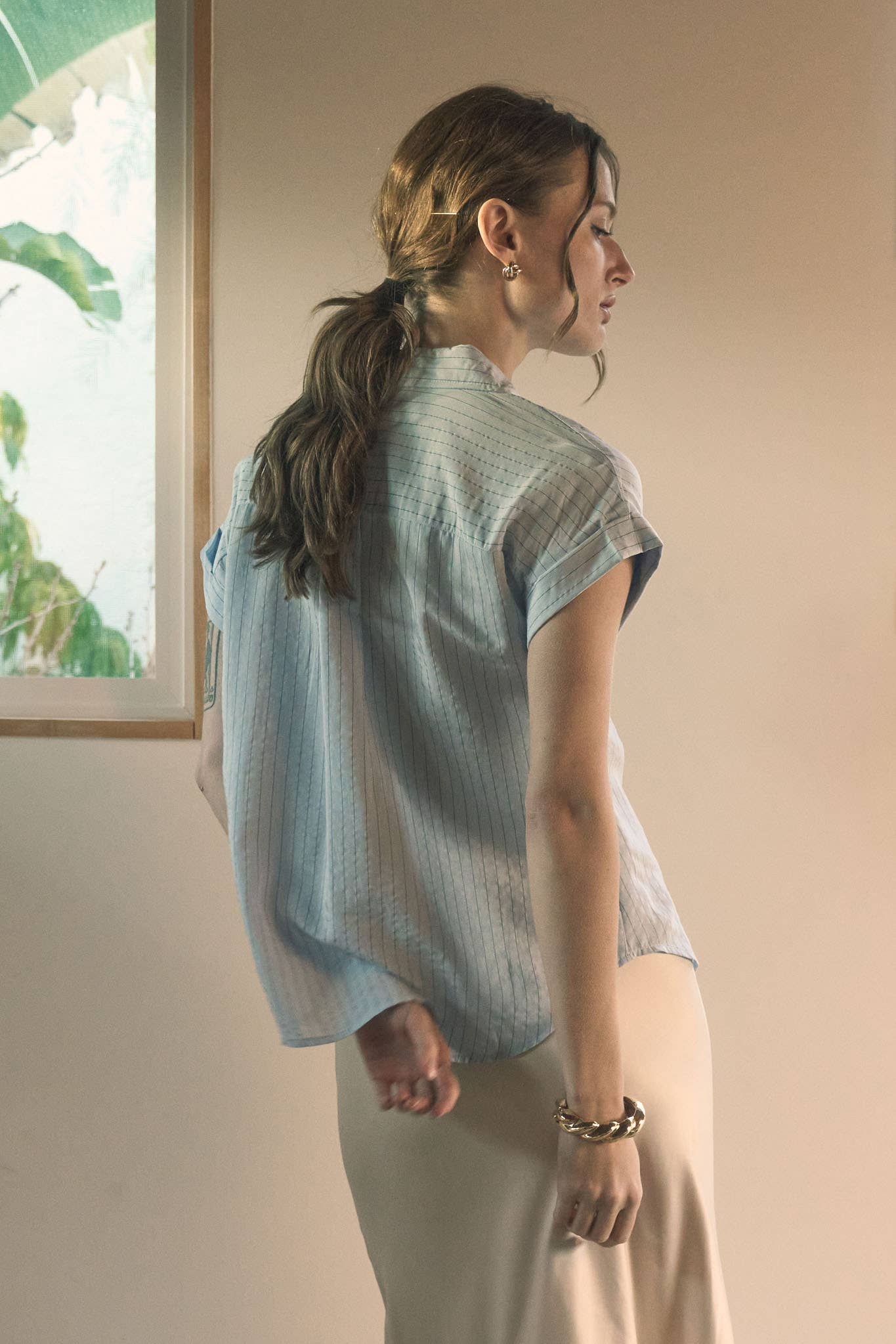 The Workshop Studio - Venta al por mayor Blusa - Mujer - CAMISA DE MANGA CORTA CON CUELLO A RAYAS FINAS6