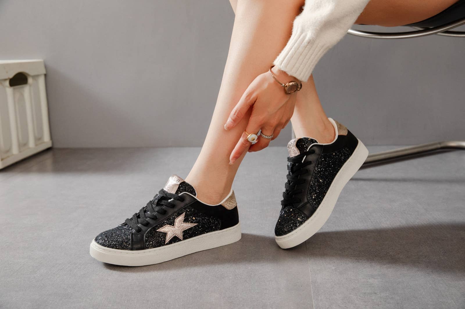 ERYNN – wholesale Vardagssneakers - Dam – Snörskor Elia med guldsparkle och metallicdetaljer6