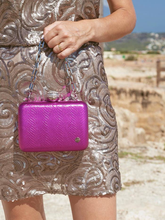 FIESTA RASBORAS CLUTCH P.U. PELE FUCSIA por atacado de Volum Bags