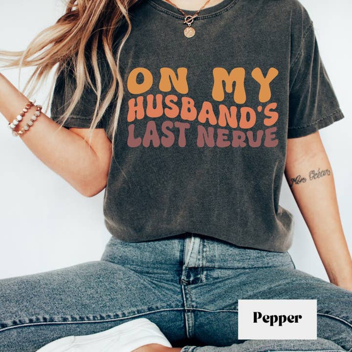 Husbands Last Nerve T-Shirt, Fine Ass Wife T-Shirt für den Großhandel von Woven Wonder Apparel