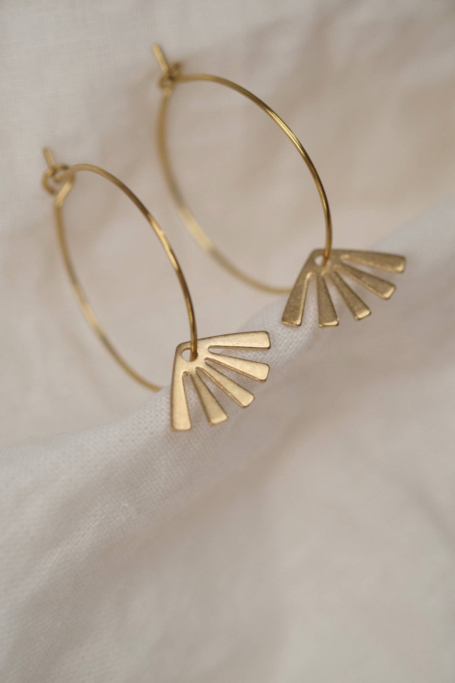 BRASSCAKE Jewelry - Wholesale Oorringen - HARLOW KREOLE oorbellen van duurzaam messing in goudkleur2