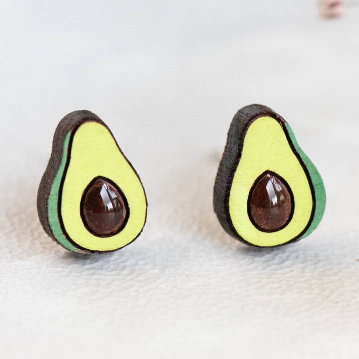 Boucles d'oreilles à tige en bois de cerisier avocat peintes à la main -PEO14090 pour la vente par Robin Valley