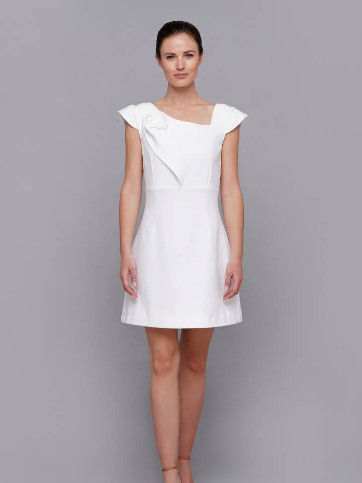 Abito da cocktail bianco asimmetrico per la vendita all'ingrosso da parte di TAVROVSKA