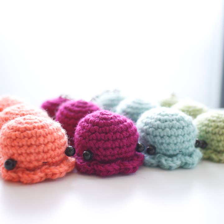 Brinquedo mini polvo em crochet ou porta-chaves - cores vivas por atacado de Mohu