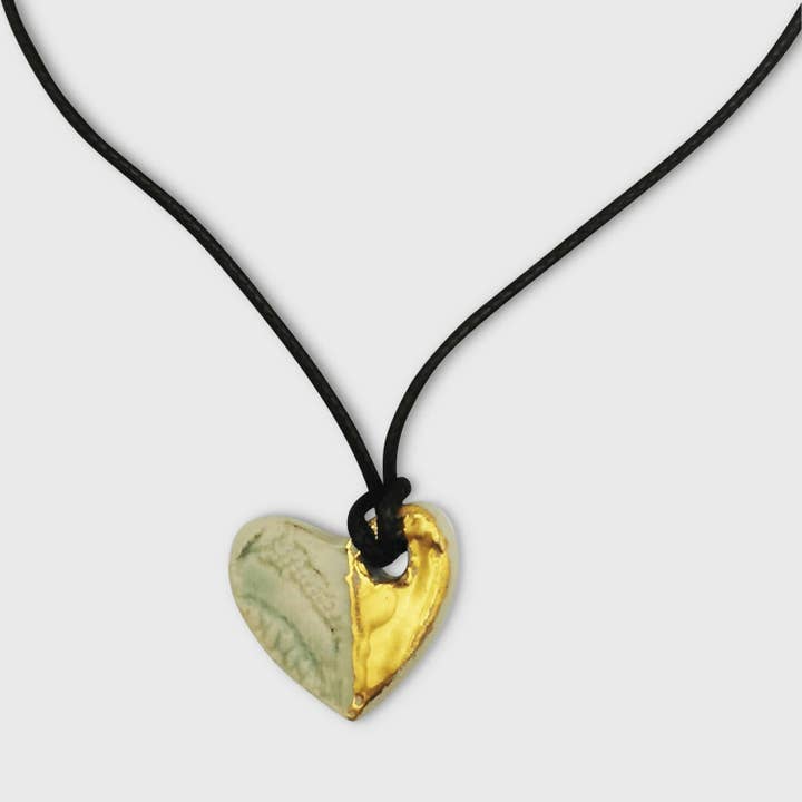 Collier pendentif coeur vert cordon cuir for engroshandel hos Corinne Ceramique