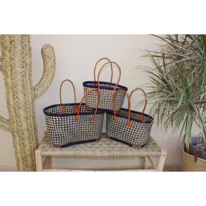 Boutique Huléti - Wholesale Kruidenierswinkel/boodschappentas - Mooi winkelmandje - MADAGASCAR - DAMIER blauwe en natuurlijke draagtas - handgemaakt - 3 maten om uit te kiezen - rieten rietje voor op het strand