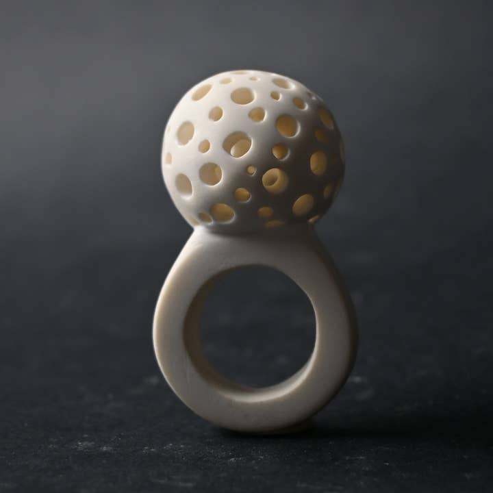 Anillo "El Vacío Habitado" - Joyería artesanal en arcilla polimérica blanca para venta al por mayor de ARTEM by Nadia