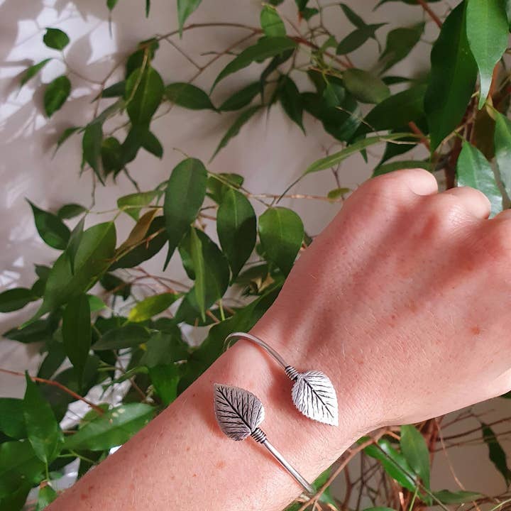Kaali Boutique – wholesale Bangle bracelet – Silver Leaf Bracelet / Bangle / Nature / Plants / Garden / Ethnic / Rustic / Bohemian / Hippie / Gypsy / Jewellery / Body / Adjustable3