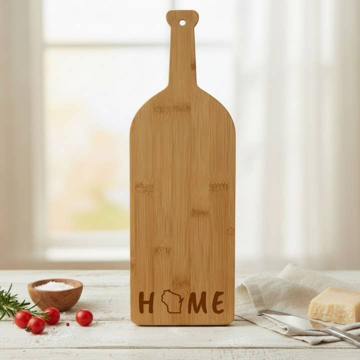 Planche à découper en bambou en forme de bouteille de vin du Wisconsin - Gravée au laser pour la vente par Beach, Cats & Wine