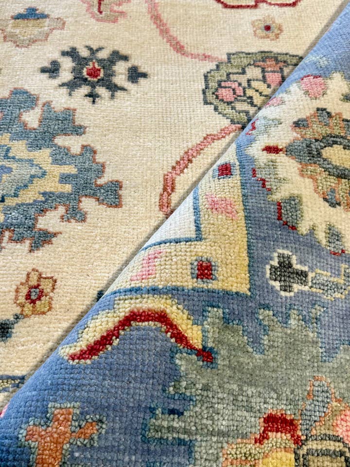 Tapis Oushak noué à la main Nova 8x10 ivoire et bleu pour la vente par Banana Manor Rug Co.