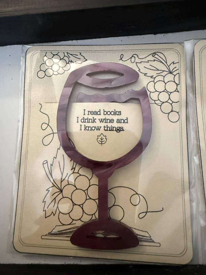 Acryl-Weinglas-Papierclip-Lesezeichen für Bücherliebhaber für den Großhandel von Saints Place Designs