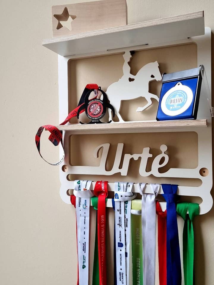 Étagère à trophées et support de médailles double pour la vente par Woodinout