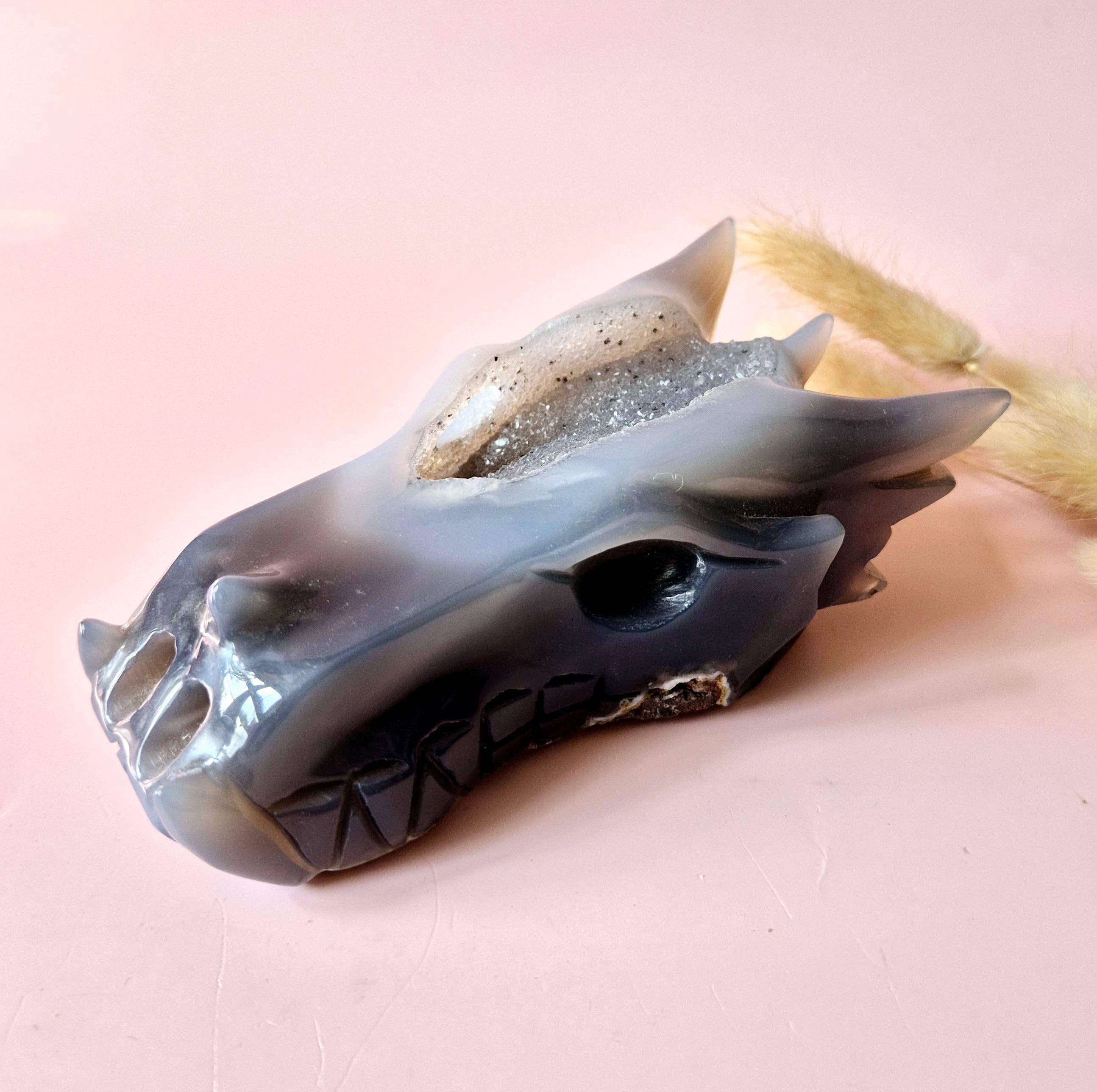 Moonlight Gemstones – Engroshandel Spirituelle sten og krystaller – Grå druzy agat dragehoved af ædelsten – 543 g | Beskyttelse og intuition2
