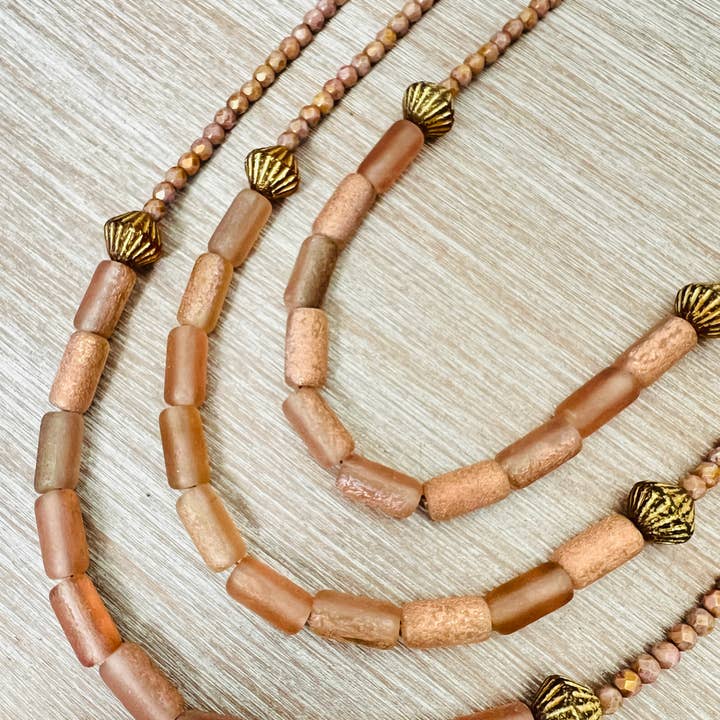 Collier superposé de roses anciennes avec cuivre scintillant pour la vente par Twist Style