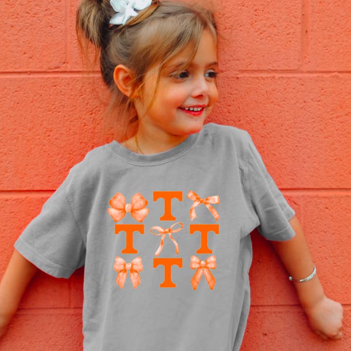T-shirt graphique Tennessee Vols Coquette pour jeunes Tennessee Bows pour la vente par Gia Gifts Boutique