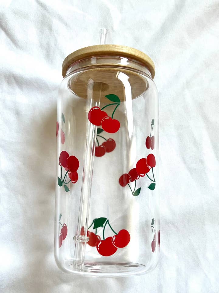 Bicchiere in vetro Cherries con coperchio per la vendita all'ingrosso da parte di Honey Rose Collective