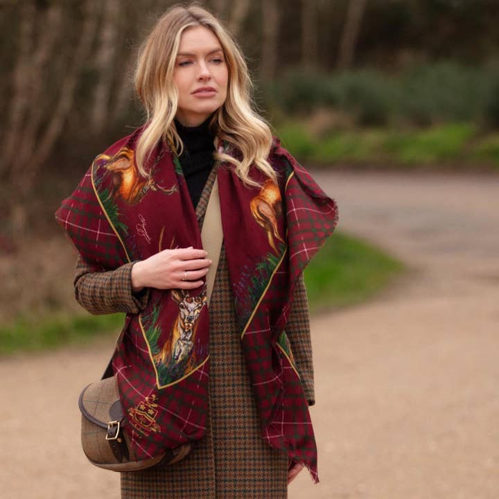 Châle Écharpe en Laine et Soie Rouge Baie de Houx Caledonia pour la vente par Clare Haggas