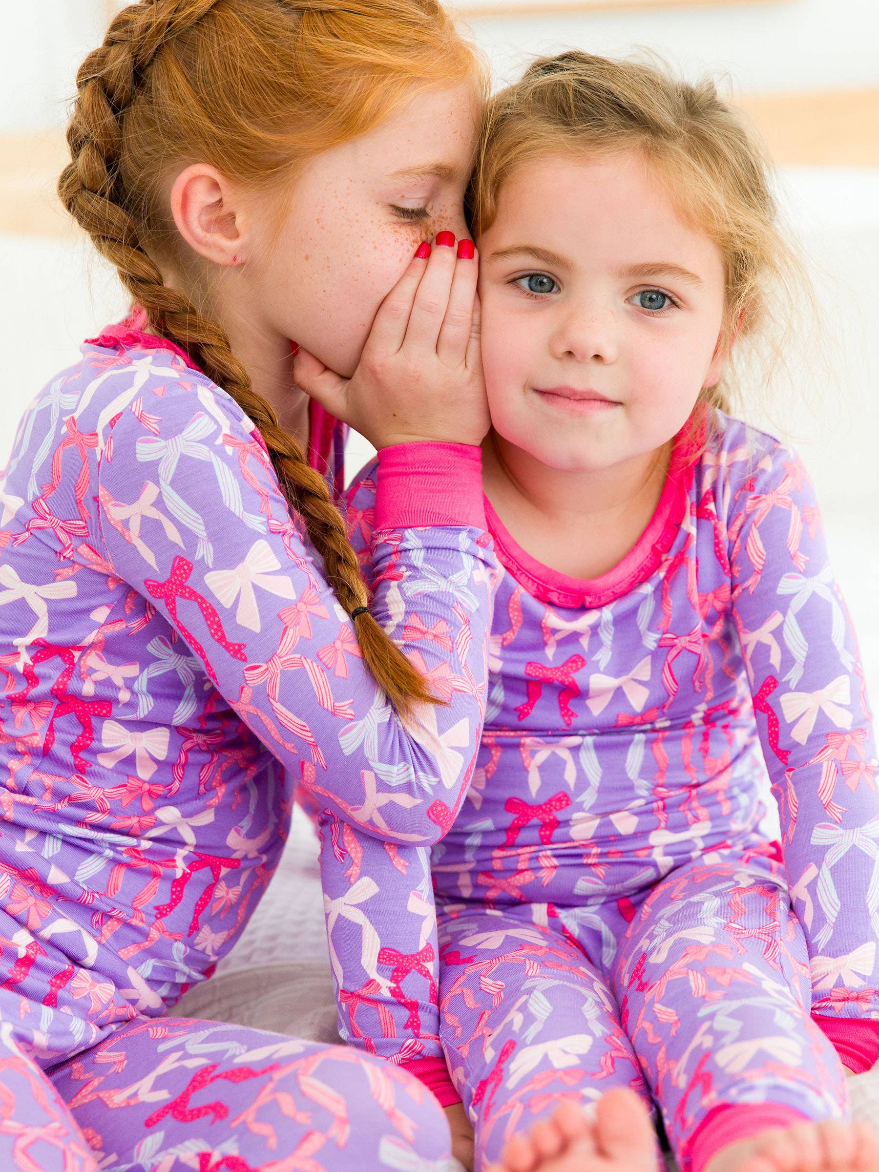 Viola Set pigiama a maniche lunghe con volant posteriori firmati SoftSnooze™ per bambine in viscosa di bambù Rosy Ribbons con volant. in vendita all'ingrosso su Faire2