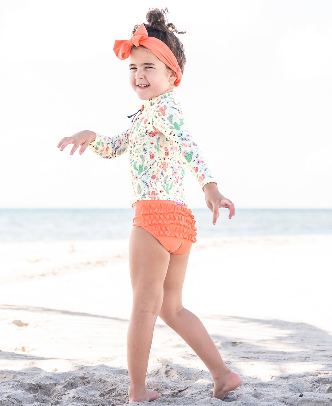 RuffleButts + RuggedButts - Venta al por mayor Camiseta de protección solar - Niños - Conjunto de baño de dos piezas con cremallera y mangas largas Girls Desert Blossoms con volantes traseros característicos.1