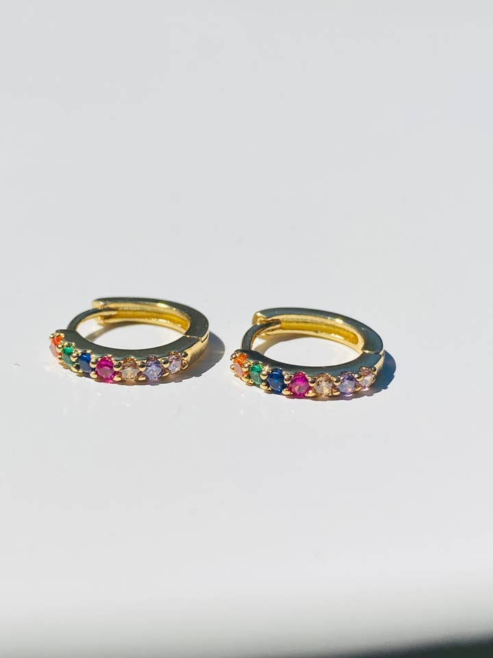 Rainbow CZ Huggie Hoepeloorbellen voor wholesale door Stone and Chain