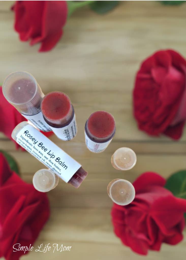 Simple Life Mom - Vendita all'ingrosso Burro di cacao - ROSEY BEE BALSAMO LABBRA - balsamo labbra naturale, colorato di rosso con olio essenziale di menta piperita, idratante colorato per labbra rosse, tinta per labbra