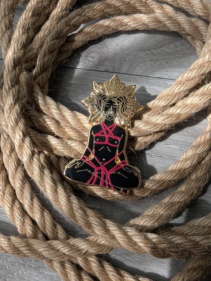 Summoning Shibari emaljepin, rebmærkat badge for engroshandel hos Geek and Artsy