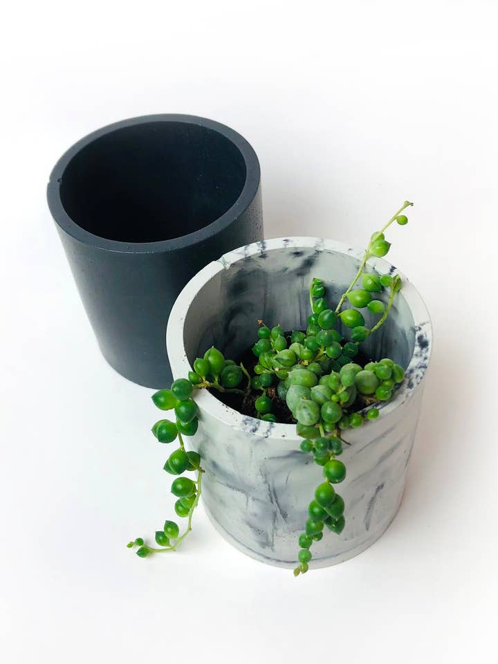 Rund Betong Planter + Kärl - Ljus Marmor för wholesale av Known Goods Co.