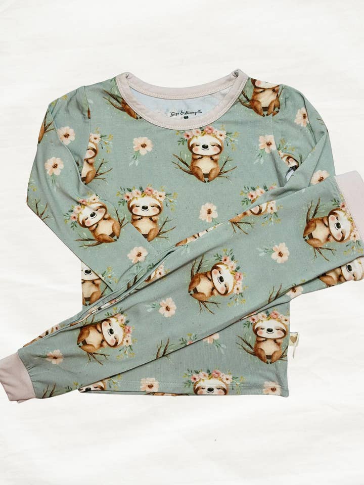 Pyjama deux pièces paresseux floral pour la vente par Gigi & Ninny Co