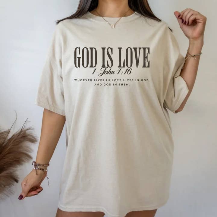 T-shirt feminina inspirada na fé "Deus é Amor". T-shirt religiosa. por atacado de Posh Magnolia Boutique